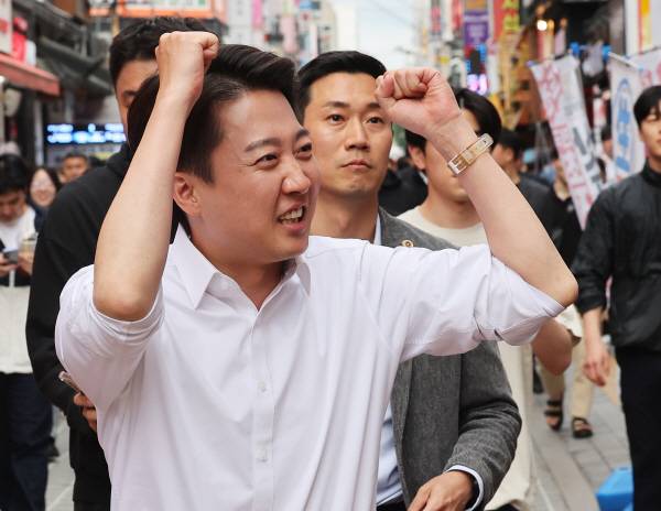 개혁신당 이준석 대선 후보가 24일 경기도 수원시 팔달구 수원역 로데오거리에서 시민들에게 인사하고 있다. 연합