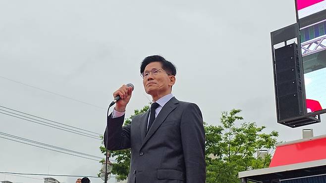 국민의힘 김문수 대선 후보가 구미시 상모동 박정희 전 대통령 생가에서의 집중유세 중 박근혜 전 대통령 이야기를 하며 눈시울을 붉히고 있다. <박용기 기자>
