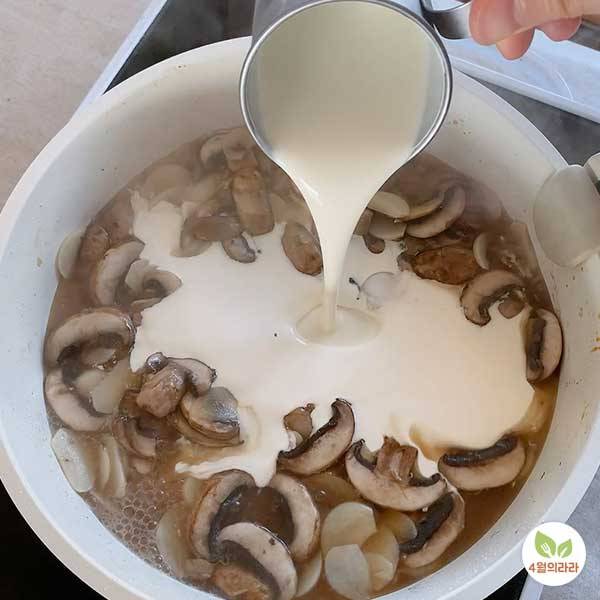 생크림을 넣는 모습