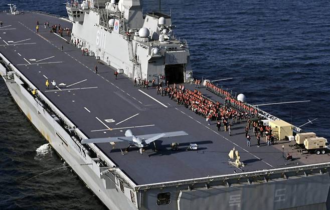 독도함에서 이착륙 테스트중인 그레이이글 무인기