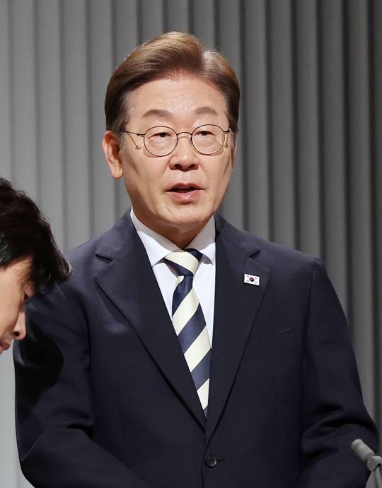 이재명 더불어민주당 대선후보가 23일 서울 영등포구 KBS본관 스튜디오에서 열린 중앙선거방송토론위원회 주관 제21대 대통령선거 2차 후보자 토론회 준비를 하고 있다. 사진=뉴시스