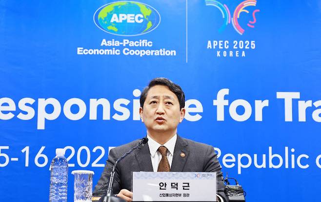 안덕근 산업통상자원부 장관이 지난 16일 제주에서 아시아태평양경제협력체(APEC) 통상장관회의를 계기로 진행된 미국과의 통상장관회담 후 기자간담회에서 이야기하고 있다. (사진=산업부)