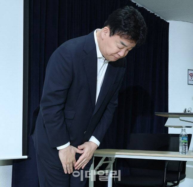 백종원 더본코리아 대표가 지난달 28일 서울 서초구에서 열린 정기추추총회에서 잇단 논란에 대해 고개를 숙이며 사과하고 있는 모습. (사진=뉴스1)
