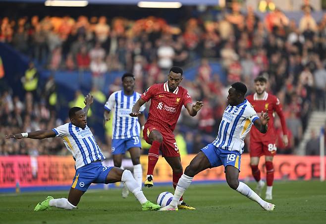 2025년 5월 19일, 영국 브라이턴 아메리칸 익스프레스 커뮤니티 스타디움에서 열린 프리미어리그 브라이턴 앤드 호브 알비온과 리버풀의 경기 중 리버풀의 라이언 그라벤베르흐가 브라이턴의 퍼비스 에스투피냥, 대니 웰벡과 경합하고 있다.