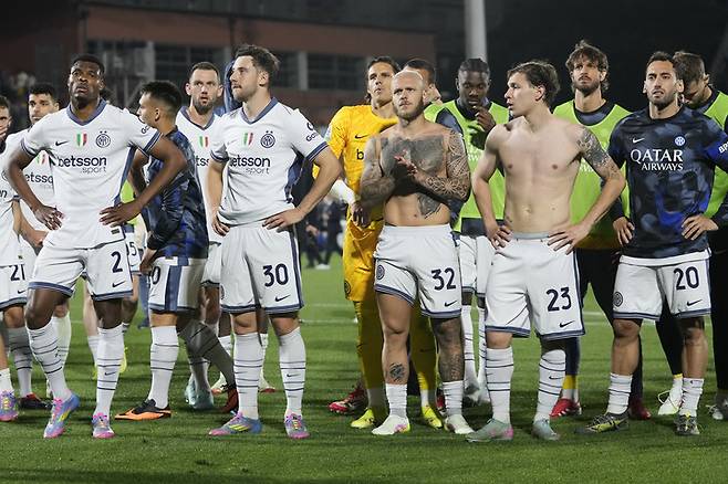 24일 코모를 상대로 승리를 거두고도 나폴리에 승점 1점 차로 밀려 리그 우승이 좌절되면서 아쉬워 하는 인터밀란 선수들