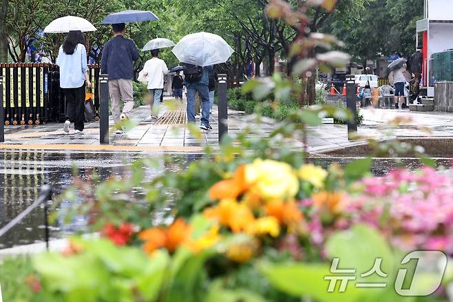 전국 곳곳에 비가 내린 지난 16일 오후 서울 종로구 광화문네거리에서 우산을 쓴 시민들이 퇴근길 발걸음을 재촉하고 있다. 2025.5.16/뉴스1 ⓒ News1 민경석 기자