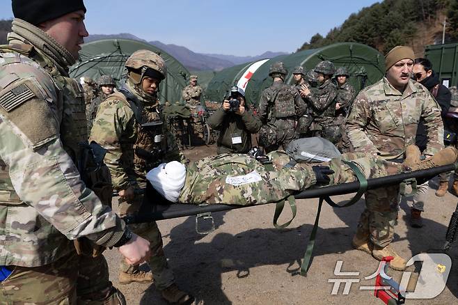 '2025 자유의 방패 대량 사상자 발생 훈련'에 참가한 미군 장병들이 부상자를 이송하고 있다. 2025.3.17/뉴스1 ⓒ News1 이승배 기자