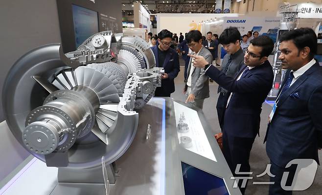 4일 부산 해운대구 벡스코 제1전시장에서 열린 '2024 기후산업국제박람회'에서 관람객들이 두산에너빌리티 부스를 찾아 수소터빈 모형을 둘러보고 있다. 2024.9.4/뉴스1 ⓒ News1 윤일지 기자