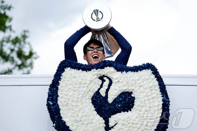 토트넘 선수단은 23일(현지시간) UEFA 유로파리그 우승 기념 버스 퍼레이드를 펼쳤다. 손흥민이 우승 트로피를 들고 있다. ⓒ AFP=뉴스1