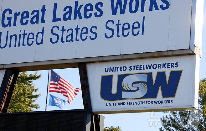 미국 미시간주 웨인카운티 소재 리버 루즈에 있는 US스틸 공장 외부에 전미철강노동조합(USW)의 간판이 보인다. 2024.9.16. ⓒ 로이터=뉴스1 ⓒ News1 조소영 기자