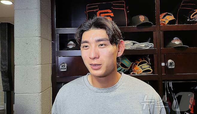 이정후(26·샌프란시스코) 선수가 23일(현지시간) 워싱턴DC 내셔널스파크에서 열린 워싱턴 내셔널스와의 원정경기에서 4대0 팀 승리를 이끈 후 경기 소감을 밝히고 있다. 메이저리그 진출 후 처음으로 2번 타순에 배치된 이정후는 7회 볼넷으로 출루해 결승득점을 올렸고, 3타수 2안타 2득점으로 맹활약했다. ⓒ News1 류정민 특파원