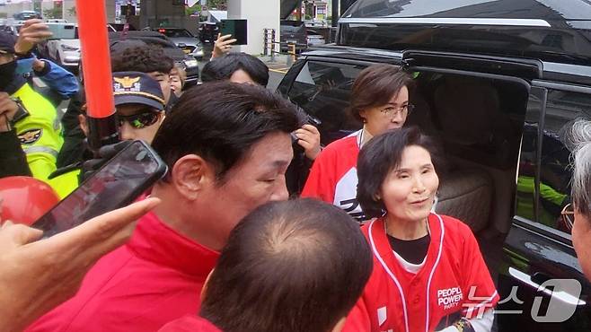 24일 김문수 국민의힘 대통령 후보 배우자 설난영 여사가 대구 중구 서문시장에 도착해 지지자들과 인사를 나누고 있다. 2025.5.24/뉴스1 ⓒ News1 이성덕 기자
