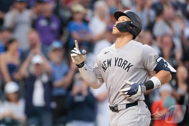 뉴욕 양키스 애런 저지가 24일(한국시간) 열린 2025 메이저리그 콜로라도 로키스와 원정 경기에서 시즌 17호 홈런을 터뜨렸다. ⓒ AFP=뉴스1