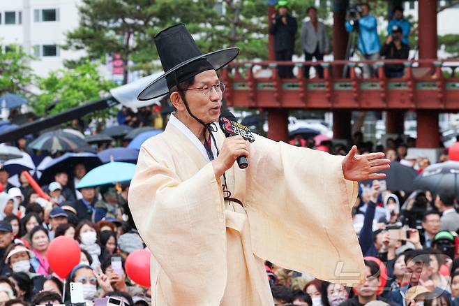 김문수 국민의힘 대통령 후보가 24일 경북 안동시 웅부공원 앞에서 유세를 하고 있다. (공동취재) 2025.5.24/뉴스1 ⓒ News1 김민지 기자