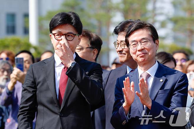 한동훈 국민의힘 전 대표가 10일 오후 서울 여의도 국회 분수대 앞에서 제21대 대통령 선거 출마를 선언한 뒤 안경을 고쳐쓰고 있다. 오른쪽은 조경태 의원. 2025.4.10/뉴스1 ⓒ News1 안은나 기자