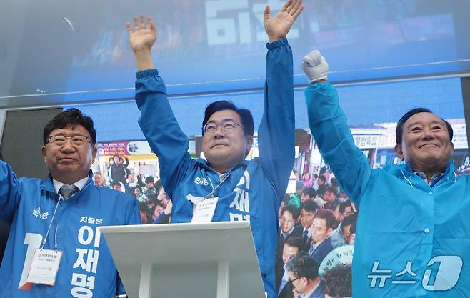 박찬대 더불어민주당 중앙선대위 상임총괄선대위원장이 24일 오후 울산 남구 롯데호텔 앞 유세차량에 올라 이재명 대통령 후보 지지를 호소하고 있다.2025.5.24./뉴스1 ⓒ News1 김세은 기자