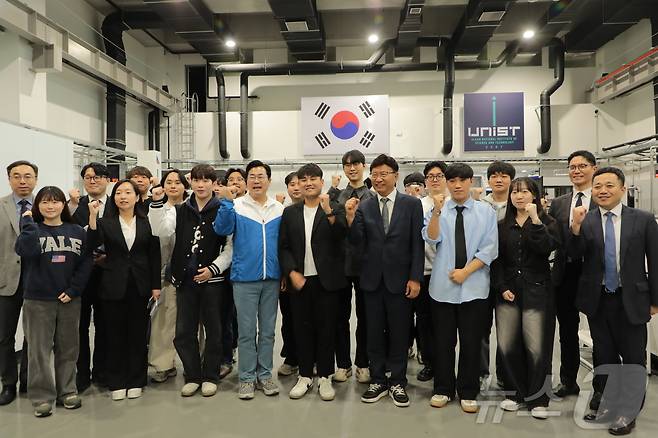 박찬대 더불어민주당 중앙선대위 상임총괄선대위원장이 24일 오후 울산 남구 울산과학기술원(UNIST) 3D프린팅융합기술센터를 찾아 기념 촬영을 하고 있다. 2025.5.24/뉴스1 ⓒ News1 김세은 기자