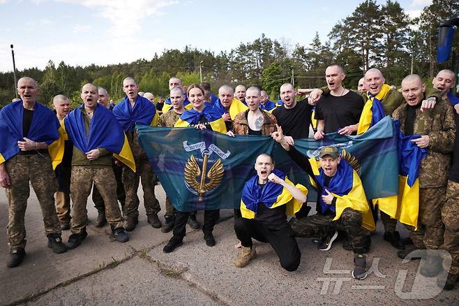 러시아에 억류되어있던 우크라이나인 전쟁 포로들이 양국 간 포로 교환 합의에 따라 23일(현지시간) 우크라이나에 송환됐다. 2025.05.23 ⓒ 로이터=뉴스1 ⓒ News1 정지윤 기자