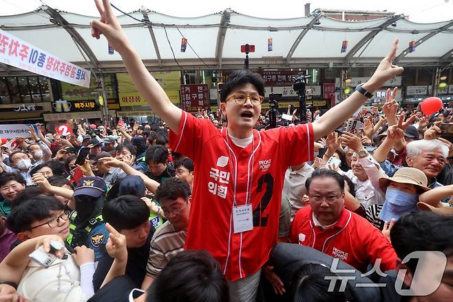 한동훈 국민의힘 전 대표가 21일 오후 대구 중구 서문시장을 찾아 김문수 국민의힘 대통령 후보 지원 유세를 하고 있다. 2025.5.21/뉴스1 ⓒ News1 공정식 기자