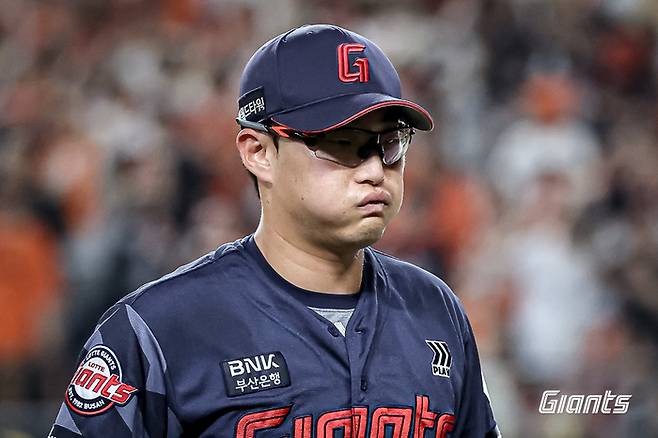 롯데 박세웅이 23일 대전 한화생명 볼파크에서 열린 2025 KBO리그 롯데전에서 7회 교체되고 있다. 사진 | 롯데 자이언츠