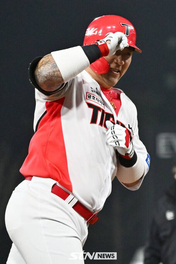 25일 오후 광주 북구 광주-기아챔피언스필드에서 열린 2025 신한 쏠뱅크 KBO 리그 키움히어로즈 대 KIA타이거즈의 경기, 3회 말 1사 KIA 최형우가 백투백 홈런을 날린 뒤 세리머니하고 있다. 사진┃뉴시스