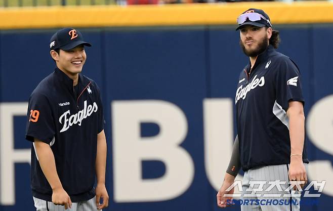 한화 선발 문동주가 폰세 옆에 딱 붙어 장난을 치고 있다. 울산=박재만 기자pjm@sportschosun.com