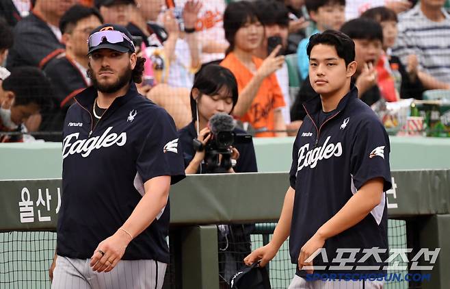 한화 이글스 마운드를 책임지고 있는 강속구 투수 폰세와 문동주는 언제나 함께였다.