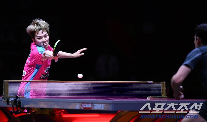 안재현이 23일 카타르 도하 루사일 아레나에서 열린 2025 국제탁구연맹(ITTF) 세계선수권대회 남자단식 8강 브라질 휴고 칼데라노와 경기를 펼치고 있다. 2025. 5. 23.  사진공동취재단