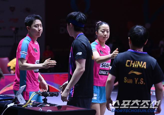 임종훈, 신유빈이 23일 카타르 도하 루사일 아레나에서 열린 2025 국제탁구연맹(ITTF) 세계선수권대회 혼합복식 4강 중국 쑨잉사 - 왕추친과 경기 전 인사를 하고 있다. 2025. 5. 23.  사진공동취재단