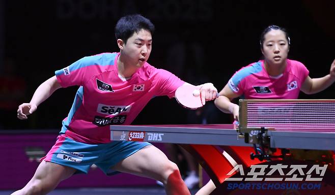 임종훈, 신유빈이 23일 카타르 도하 루사일 아레나에서 열린 2025 국제탁구연맹(ITTF) 세계선수권대회 혼합복식 4강 중국 쑨잉사 - 왕추친과 경기를 펼치고 있다. 2025. 5. 23.  사진공동취재단