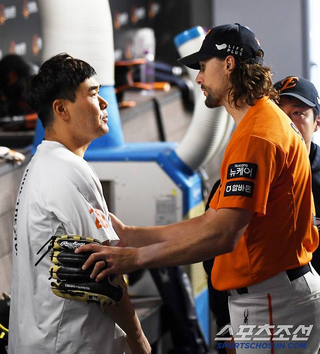 23일 대전 대전 한화생명볼파크에서 열린 한화 이글스와 롯데 자이언츠의 경기. 한화 와이스가 경기를 마친 뒤 동료들과 포옹을 나누고 있다. 대전=박재만 기자 pjm@sportschosun.com/2025.05.23/