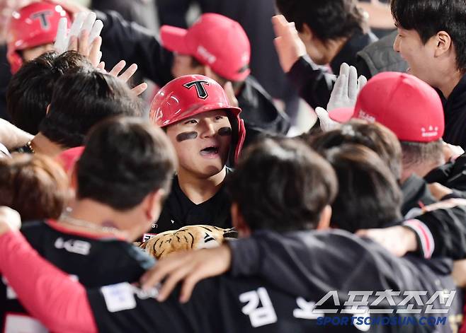 23일 대구 삼성라이온즈파크에서 열린 KBO리그 삼성과 KIA의 경기. 8회 역전 투런홈런을 날리고 동료들의 축하를 받고 있는 KIA 김도영. 대구=송정헌 기자songs@sportschosun.com/2025.05.23/