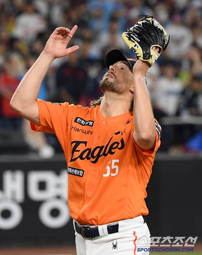 KBO 첫 완투에는 실패했지만 한화 선발 와이스는 완벽한 피칭을 펼쳤다.