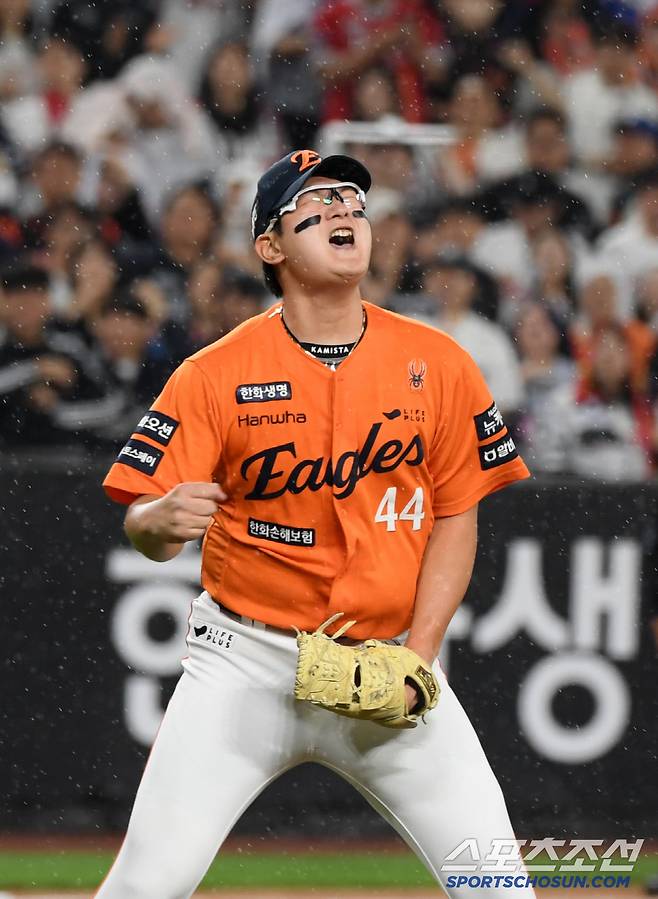 빗줄기를 맞으며 경기를 끝낸 마무리 김서현은 포효했다.