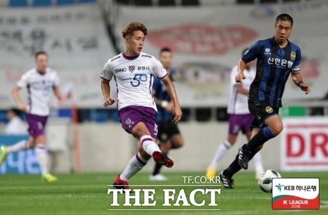 김현석 감독이 이끄는 전남이 7연승을 달리고 있는 윤정환 감독 체제의 인천 독주에 제동을 걸 수 있을지 주목된다. 사진은 인천과 전남의 지난 경기 장면./K리그