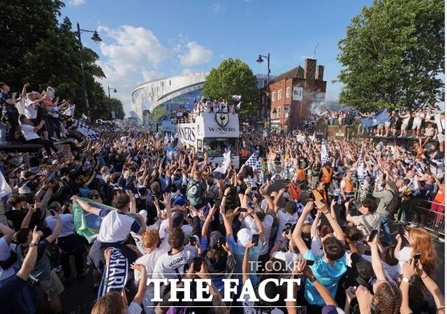 토트넘의 우승 퍼레이드를 보기 위해 몰려나온 수많은 팬들./런던=AP.뉴시스