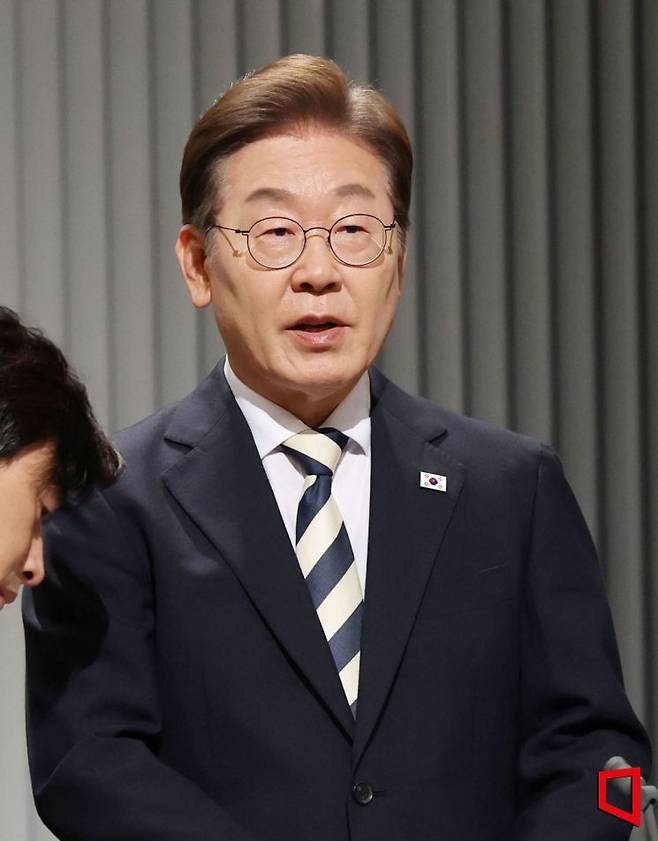 이재명 더불어민주당 대선 후보가 23일 서울 영등포구 KBS본관 스튜디오에서 열린 중앙선거방송토론위원회 주관 제21대 대통령선거 2차 후보자토론회에서 발언하고 있다. 국회사진기자단