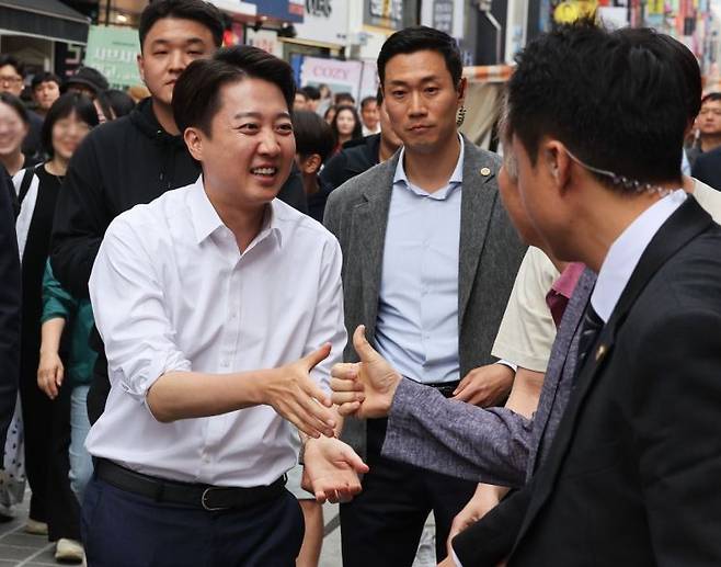 개혁신당 이준석 대선 후보가 24일 경기도 수원시 팔달구 수원역 로데오거리에서 시민들에게 인사하고 있다. 연합뉴스