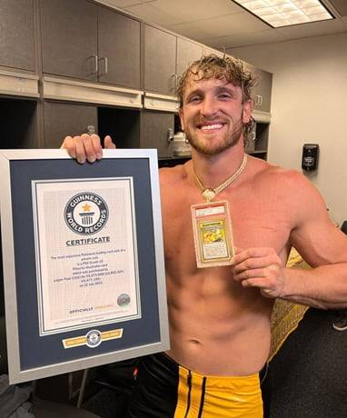 미국 유튜버 로건 폴이 약 73억원에 구매한 포켓몬 카드를 들어보이고 있다. 그 옆에는 '가장 비싼 포켓몬 카드'를 기리는 기네스북 인증서. /기네스북