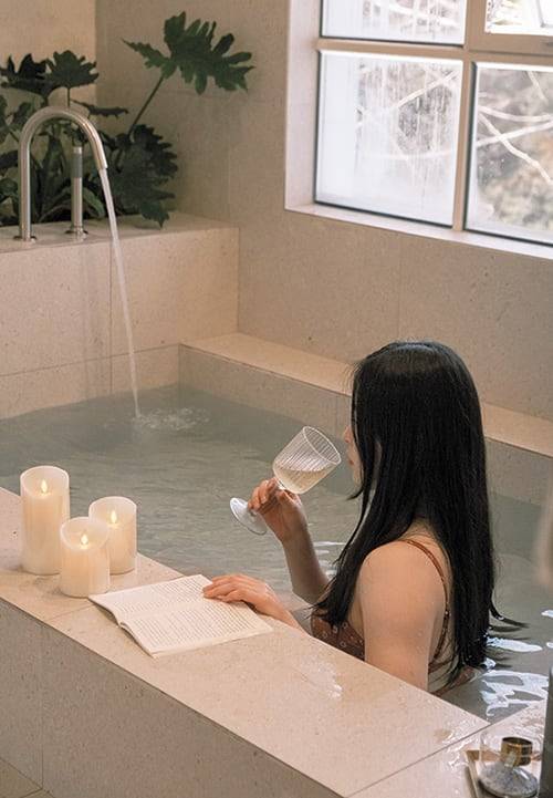 서울 성동구 송정동에 있는 1인 목욕탕. 욕조에 물을 받아놓고 책을 읽거나 차를 마시며 시간을 보낼 수 있다. 대중목욕탕 대신 1인 목욕탕과 세신숍이 인기를 끌고 있다. /위크엔더스 바쓰