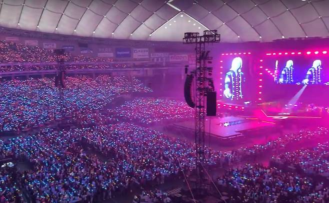 가수 지드래곤이 지난 10~11일 일본 도쿄돔 공연을 전석 매진(약 8만명)시키며 월드 투어를 시작했다. 서울에는 번듯한 아레나가 없다. /유튜브 캡처