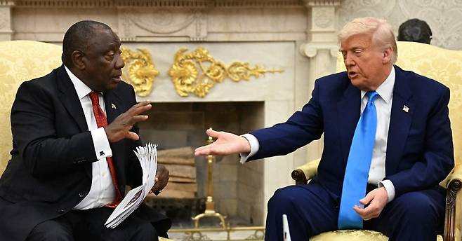 도널드 트럼프 대통령이 21일 워싱턴DC 백악관 집무실에서 시릴 라마포사 남아프리카공화국 대통령과 정상 회담을 하고 있다. /EPA 연합뉴스