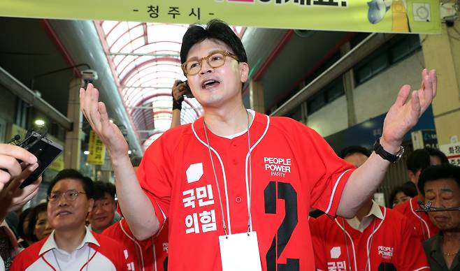 한동훈 전 국민의힘 대표가 22일 오전 충북 청주시 육거리종합시장에서 김문수 대통령 후보 지원 유세를 하고 있다./뉴스1