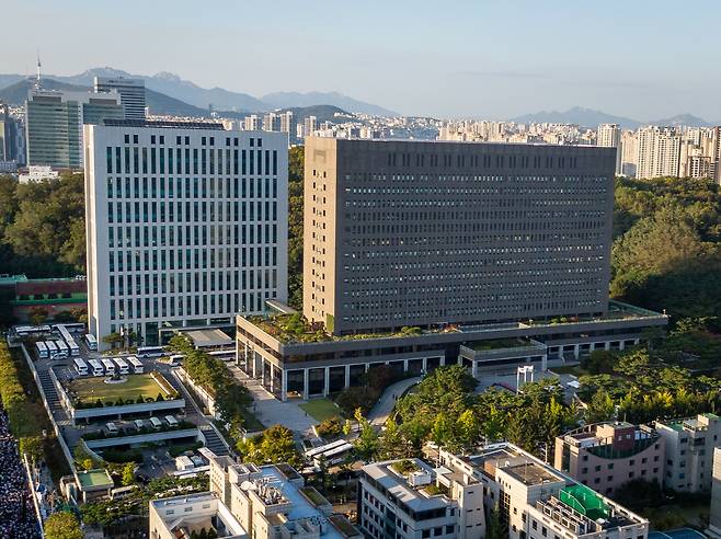 서울고등검찰청(왼쪽)과 서울중앙지방검찰청 전경./뉴스1