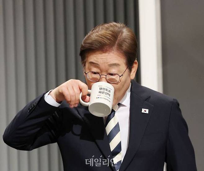 이재명 더불어민주당 대선 후보가 23일 서울 영등포구 KBS본관 스튜디오에서 열린 중앙선거방송토론위원회 주관 제21대 대통령선거 2차 후보자토론회에서 물을 마시고 있다. ⓒ국회사진기자단