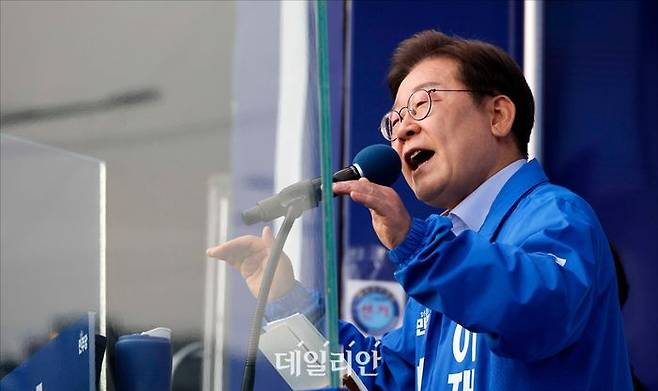 이재명 더불어민주당 대선 후보가 지난 21일 오후 인천광역시 계양구 계양역 앞 광장에서 유세를 하고 있다. ⓒ데일리안 홍금표 기자