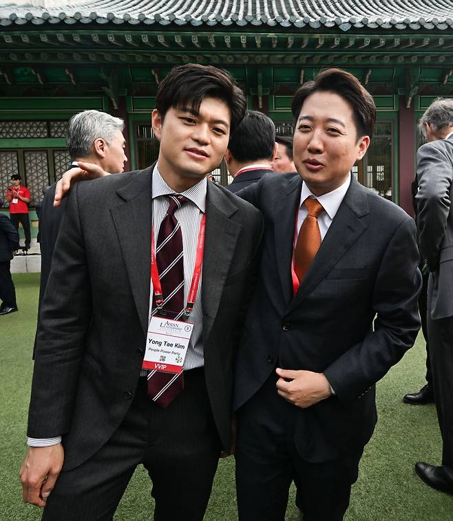 21일 서울 신라호텔에서 열린 제16회 조선일보 아시안리더십콘퍼런스(ALC)에 참석한 국민의힘 김용태 비상대책위원장과 이준석 개혁신당 대선 후보가 대화하고 있다. 사진=조선일보 제공, 뉴시스