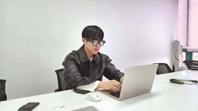 4월 1일 기자가 직접 제작사에 방문해 청각장애인용 스마트글래스 '씨사운드'를 착용해봤다. 청각을 차단하고 인터뷰를 진행하는데도 담화의 대부분을 알아들을 수 있었다. 과학동아 제공