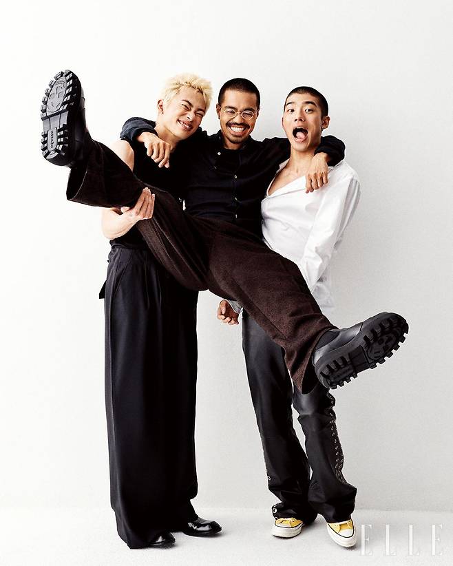 쿠리하라 하야토가 입은 셔츠는 Mugler. 팬츠와 슈즈는 모두 스타일리스트 소장품. 네오 소라 감독이 입은 셔츠는 Ludovic de Saint Sernin. 부츠는 McQueen. 팬츠는 스타일리스트 소장품. 히다카 유키토가 입은 셔츠는 Hodakova. 스니커즈는 Converse. 팬츠는 스타일리스트 소장품.