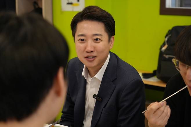 이준석 개혁신당 대선 후보가 24일 서울 노량진 고시촌을 방문해 공시생들과 만나 대화를 나누고 있다. 〈자료:개혁신당 선대본〉